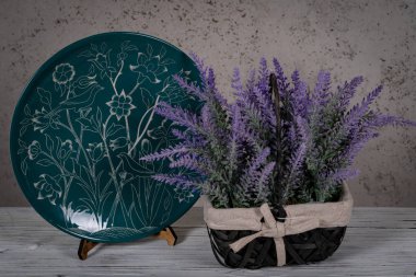 Dekoratif, gri arka planda boyalı bir tabak..