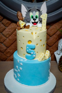 İki katlı, mavi-sarı renkli Tom ve Jerry pastası..