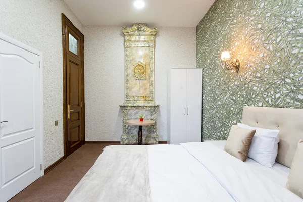 Ein Zimmer Mit Einem Doppelbett Einem Weißen Kleiderschrank Und Einem — Stockfoto