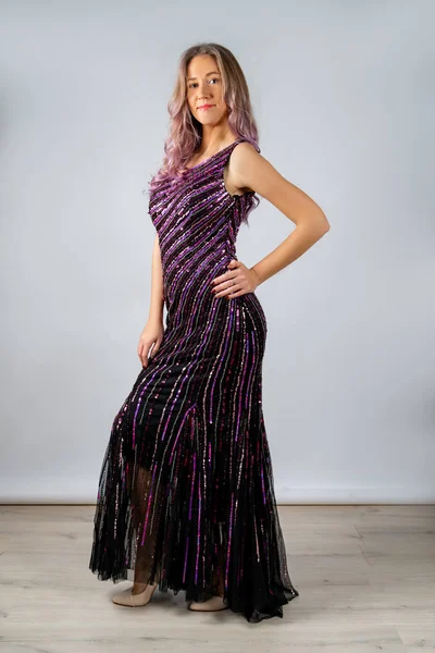 Menina Vestido Preto Com Linhas Contas Saltos Bege Isolado Fundo Imagem De Stock