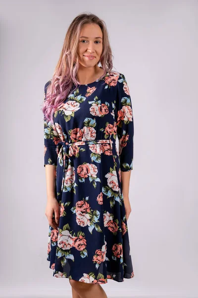 Flicka Blå Klänning Med Blommönster Med Ett Bälte Isolerad Vit — Stockfoto