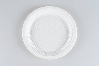 Tek kullanımlık, plastik, beyaz plaka beyaz arka planda izole edilmiş..