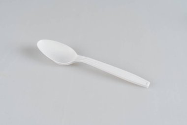 Beyaz, plastik, tek kullanımlık kaşık beyaz arka planda izole edilmiş..