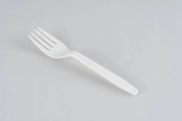 Beyaz, plastik, tek kullanımlık bıçak beyaz arka planda izole edilmiş..