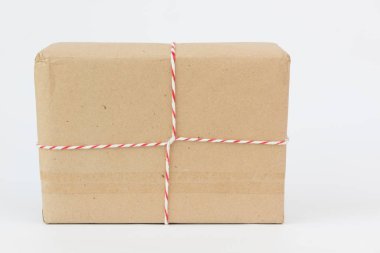 kahverengi paket kutusu beyaz arkaplanda izole edildi
