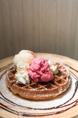 Çilek ve vanilya dondurma bal tost ile 