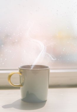 Steamong kahve Kupası yağmur açılan pencere backgrou ahşap tablo