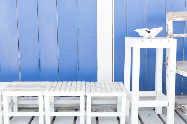 Tavolo e sedia bianchi su sfondo blu in legno esterno — Foto Stock