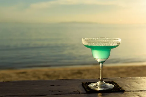 日落时海滩上的玛格丽塔鸡尾酒杯 — 图库照片