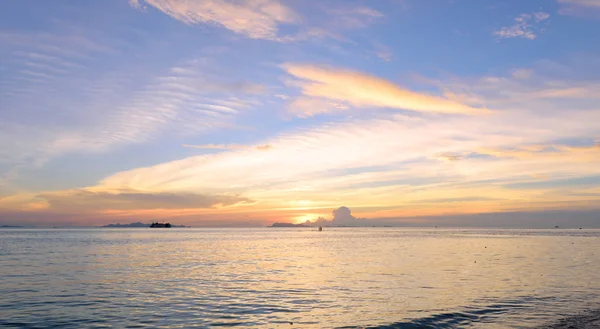 Panoramik dramatik günbatımı gökyüzü ve alacakaranlıkta tropikal deniz — Stok fotoğraf