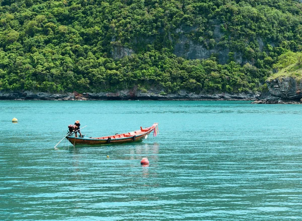 Barco de cola larga en aguas cristalinas y cielo azul. Isla Samui, Thaila — Foto de Stock