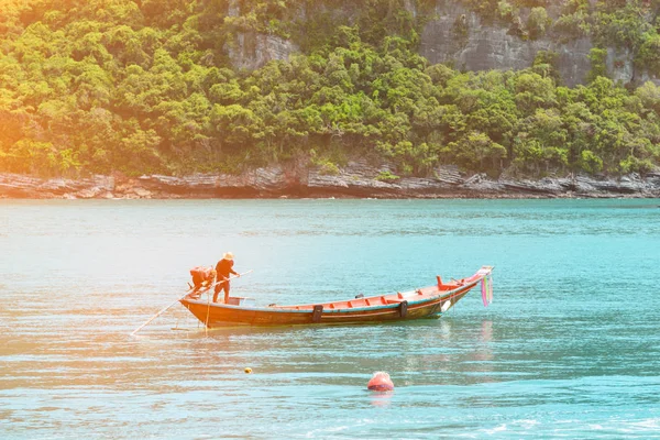 Barco de cauda longa em água clara e céu azul. Samui Island, Thaila — Fotografia de Stock