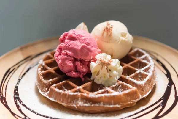 Jordgubb och vanilj glass med honung toast — Stockfoto