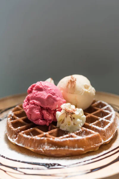 Jordgubb och vanilj glass med honung toast — Stockfoto