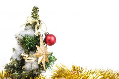 Noel süsler ile Noel kırmızı top ve altın yıldız isol