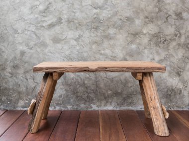 Çimento sanat arka plan ile ahşap zemin üzerinde eski teak ahşap sandalye