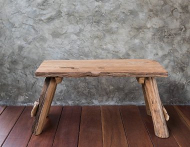 Çimento sanat arka plan ile ahşap zemin üzerinde eski teak ahşap sandalye