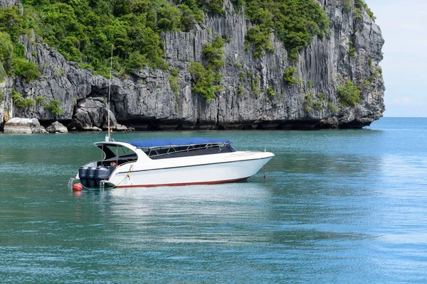 Barco de velocidad flotando en el hermoso paisaje marino de Tailandia tropi — Foto de Stock