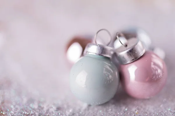 Boules de Noël brillantes sur fond de neige — Photo