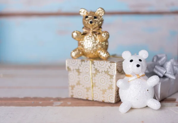Kerst schattig Gouden teddybeer en gouden Geschenkverpakking op houten bac — Stockfoto
