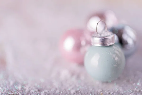 Bolas de Natal brilhantes sobre fundo de neve — Fotografia de Stock