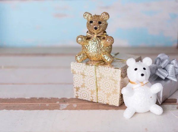 Kerst schattig Gouden teddybeer en gouden Geschenkverpakking op houten bac — Stockfoto