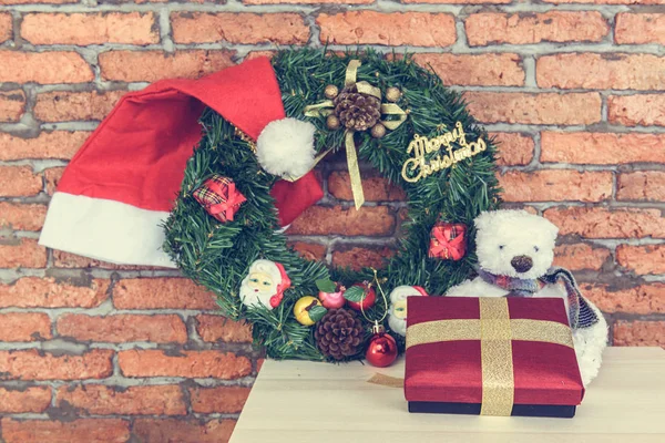 Fondo de Navidad con guirnalda de Navidad, bola, regalo, sombrero rojo —  Fotos de Stock