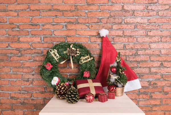 Jul bakgrund med röd hatt, gåva, boll, Christmas garland — Stockfoto