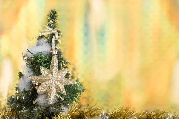 Christmas Ornament med jul röd boll och gyllene stjärna över — Stockfoto