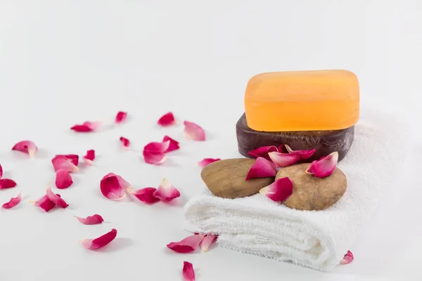 Concepto de spa con jabón de tamarindo, toalla, piedra zen y hermosos ros — Foto de Stock