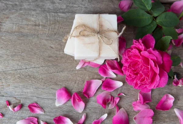 Spa concept with white coconut soap and beautiful rose flowers o — Stock Photo, Image