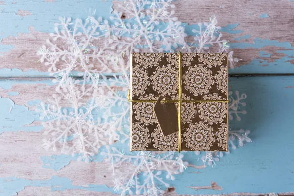 Noel kar taneleri ve gloden retro hediye kutusu vintage mavi — Stok fotoğraf