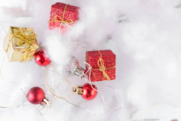 Λαμπερό ασημί μπάλες, κόκκινο το πλαίσιο δώρο Χριστουγέννων πέρα από το χιόνι υπόβαθρο — Φωτογραφία Αρχείου
