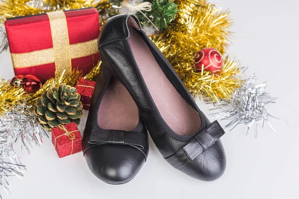 Julset med kvinnliga svarta skor gåva dekoration — Stockfoto
