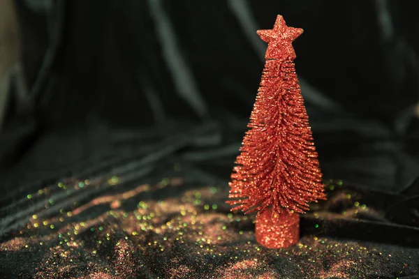 Immagine di luci natalizie e pino rosso con ornamenti su bl — Foto Stock