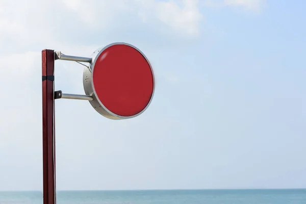 Ретро красный столб над синим фоном морского неба — стоковое фото