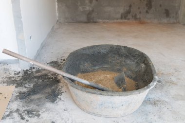 kum karışımı Çimento Beton sıva duvar için hazırlanan sepet içinde bir