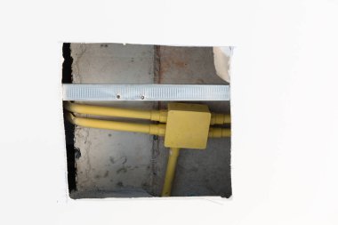 Elektrik kutuları ve kabloları concre üzerinde gömülü sarı Pvc boru