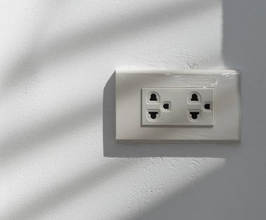 Beyaz duvar arka plan üzerinde yeni elektrik prizinden