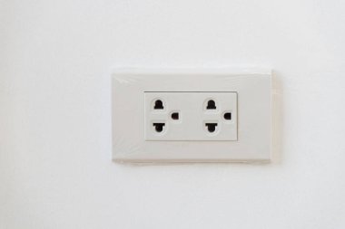Beyaz duvar arka plan üzerinde yeni elektrik prizinden