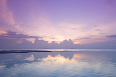 dramatik gökyüzü günbatımı ve alacakaranlıkta tropik deniz