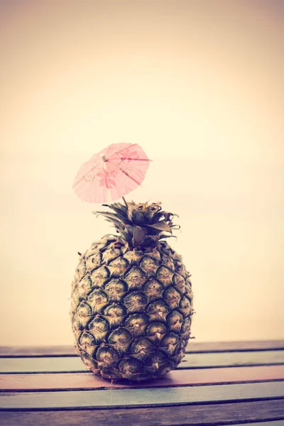 Ananas frukt på trä bord av stranden bakgrunden, retro fil — Stockfoto