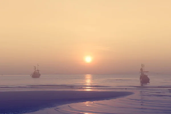 Złoty zachód słońca nad morzem i niebem z łodzi rybackich pływających, vinta — Zdjęcie stockowe
