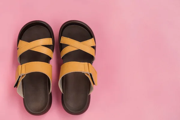 Stylowy skórzany żółte buty na różowym tle — Zdjęcie stockowe