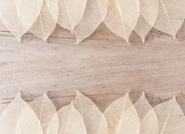 Droog blad patroon op houten achtergrond — Stockfoto