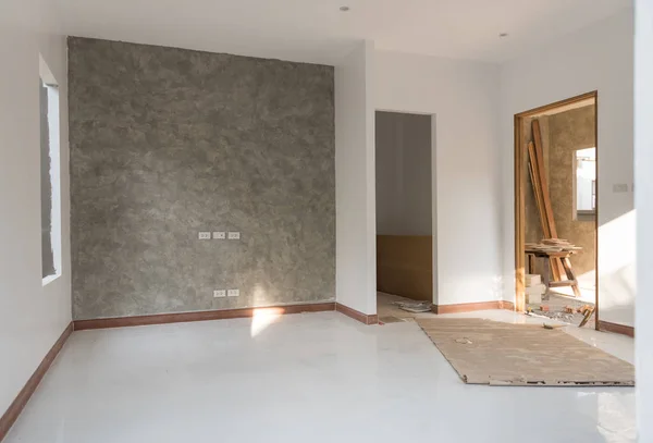 Habitación renovada con suelo y loft de cemento fondo de la pared — Foto de Stock