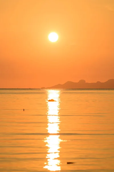 劇的なオレンジ海の空と雲の背景を持つ大きな夕日 — ストック写真