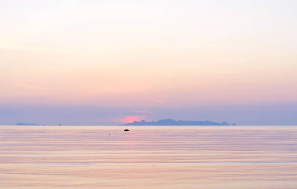 Beach günbatımı gökyüzü ve alacakaranlıkta tropikal deniz — Stok fotoğraf