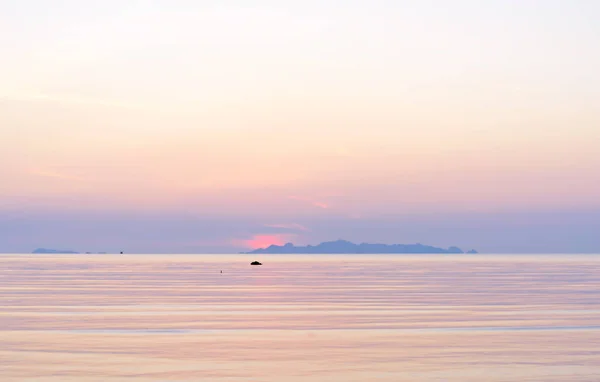 Praia céu por do sol e mar tropical ao entardecer — Fotografia de Stock