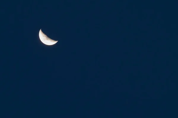 Wassende maan over middernacht blauwe hemelachtergrond — Stockfoto